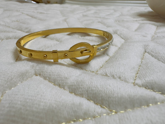 Clasp And Crystal Line Bracelet